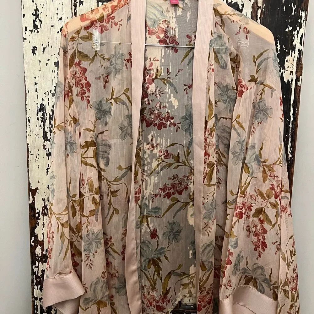 NWT women’s Vince Camuto floral popover blouse.